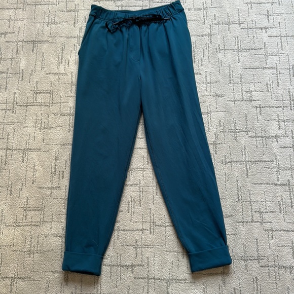 Lululemon EARLY ISSUE Jet Crop, size 2, Alberta Lake, Luon, Cuffs - Picture 3 of 9